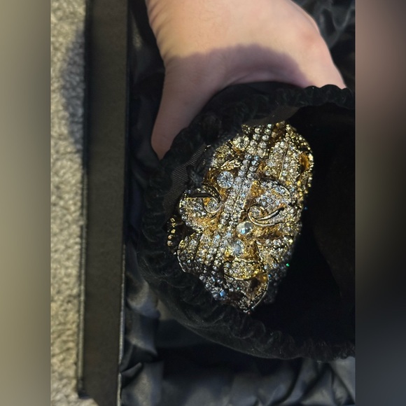 DOLLI golden magnetic hand clutch - Picture 3 of 8